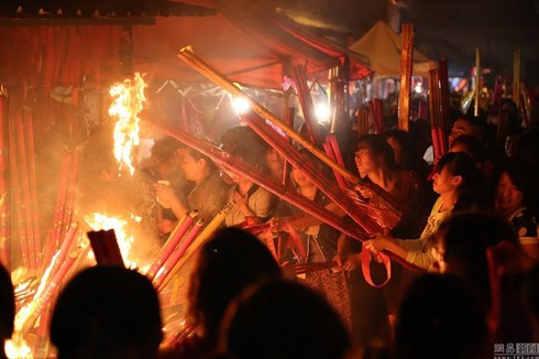 Trung Quốc: Choáng với kiểu cầu may của sĩ tử, phụ huynh trước kỳ thi - ảnh 3