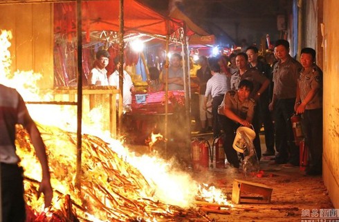 Trung Quốc: Choáng với kiểu cầu may của sĩ tử, phụ huynh trước kỳ thi - ảnh 5