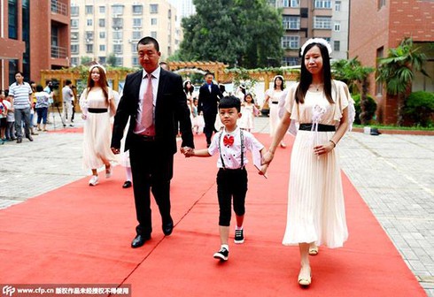 Trải thảm đỏ chào đón học sinh lớp một trong ngày khai giảng - ảnh 1