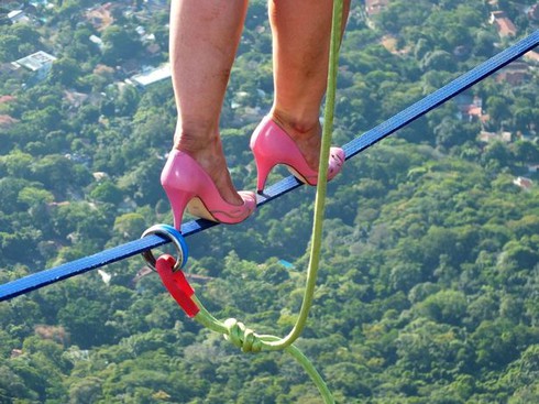 Thót tim cảnh đi giày cao gót trên dây ngang vách núi - ảnh 3