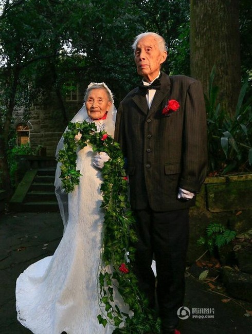 Cảm động đôi vợ chồng già chụp lại ảnh cưới sau 70 năm ở cùng địa điểm - ảnh 3