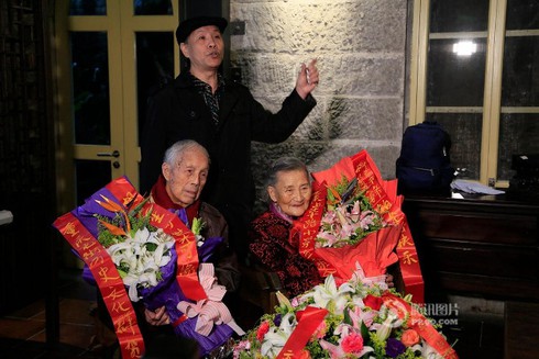 Cảm động đôi vợ chồng già chụp lại ảnh cưới sau 70 năm ở cùng địa điểm - ảnh 4