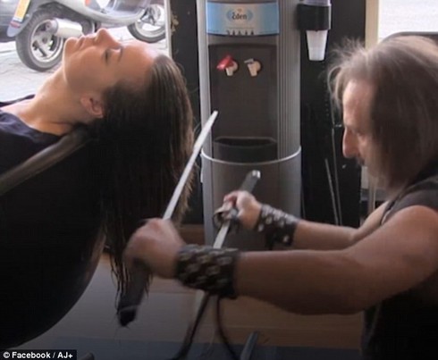 Chuyện lạ: Cắt tóc bằng lửa và kiếm ở Tây Ban Nha - ảnh 1