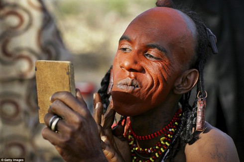 Bộ tộc kỳ lạ đàn ông phải thi sắc đẹp mới lấy được vợ - ảnh 4