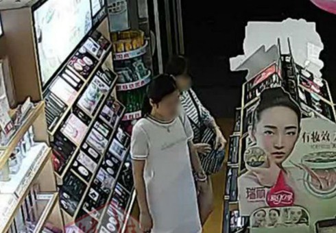 Thử cảm giác sợ hãi, 6 phụ nữ nhà giàu rủ nhau đi ăn trộm - ảnh 1
