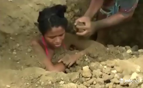 Chôn thiếu nữ xuống đất để... chữa bệnh do sét đánh - ảnh 1