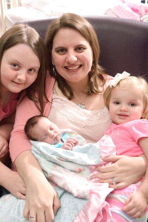 Điều kỳ diệu về em bé chào đời 2 lần - ảnh 1