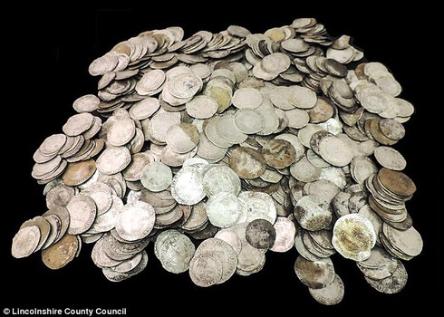 Bất ngờ đào được kho báu 1.000 đồng xu cổ trên cánh đồng - ảnh 1