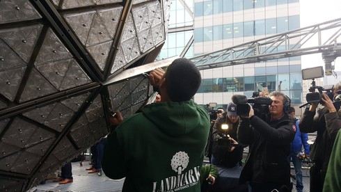 Quả cầu pha lê Quảng trường Thời đại đã sẵn sàng chào năm mới 2017 - ảnh 3