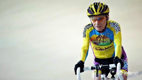 Cụ ông 105 tuổi lập kỷ lục đạp xe đạp gần 23 km trong một giờ - ảnh 1