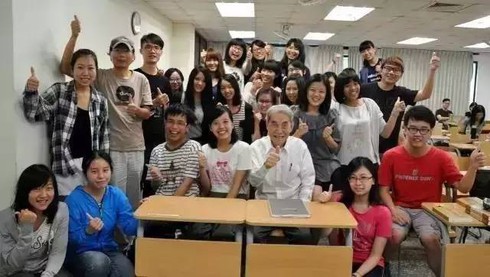 Cụ ông 105 tuổi vẫn học tiến sĩ - ảnh 2