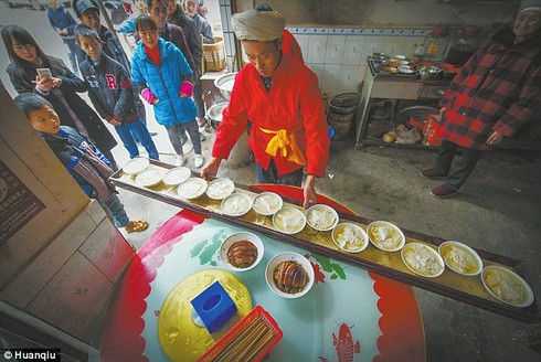 Bồi bàn siêu đẳng mang 10 bát mỳ trên đầu một lúc - ảnh 2