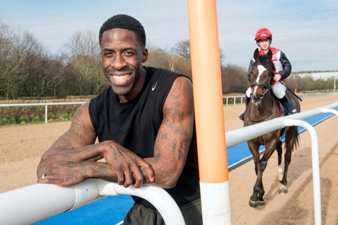 Xem video cuộc chạy đua kịch tính giữa người và ngựa chiến - ảnh 2