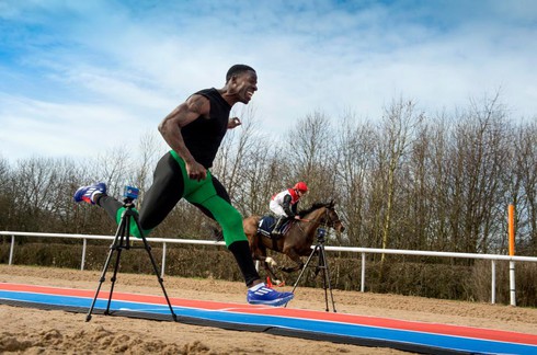 Xem video cuộc chạy đua kịch tính giữa người và ngựa chiến - ảnh 1