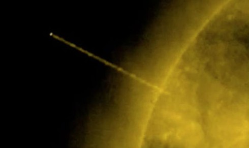 UFO có kích thước sao Thổ bất ngờ bay ngang qua Mặt Trời - ảnh 1