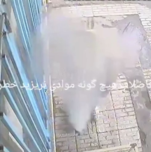 Xem video vỉa hè nổ tung vì một mẩu thuốc lá - ảnh 2