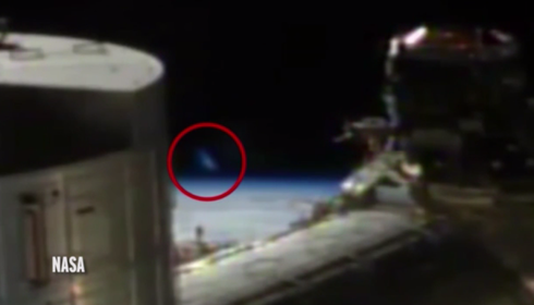 Xem video UFO người ngoài hành tinh xuất hiện trong buổi trực tiếp của NASA - ảnh 1