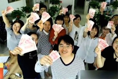 Ông chủ tâm lý nhất hệ mặt trời thưởng tiền cho nhân viên giảm cân - ảnh 1