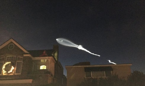 Sự thật vệt sáng giống UFO ngoài hành tinh xuất hiện trên bầu trời Mỹ