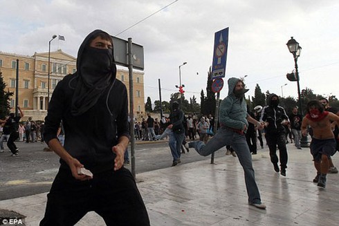 Hy Lạp: biểu tình dữ dội trước chuyến thăm của thủ tướng Đức - ảnh 10