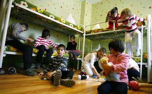 Hoãn thi hành luật cấm công dân Mỹ nhận con nuôi Nga - ảnh 1