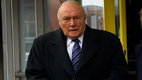 Cựu phát thanh viên đài BBC bị bắt vì tội cưỡng hiếp - ảnh 1