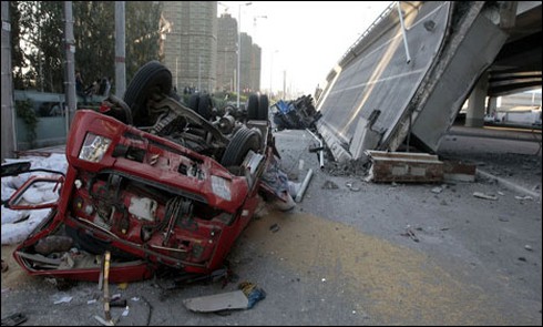 Nổ xe chở pháo hoa, sập cầu, 26 người chết - ảnh 1