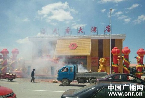 Trung Quốc: Bị sa thải vì tổ chức đám cưới con gái xa hoa - ảnh 2