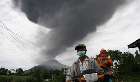 Indonesia: Hai núi lửa cùng thức giấc, hơn 6.000 người đi sơ tán - ảnh 1