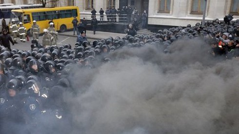 Ukraine: 350.000 người biểu tình, bạo loạn bùng nổ - ảnh 4