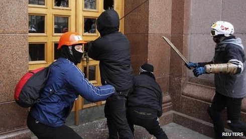 Ukraine: 350.000 người biểu tình, bạo loạn bùng nổ - ảnh 5