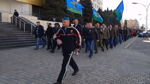 Lãnh đạo quân ly khai đông Ukraine tới Nga kêu gọi hỗ trợ - ảnh 1