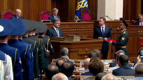Tổng thống Poroshenko tuyên thệ, khẳng định Crimea thuộc về Ukraine - ảnh 1