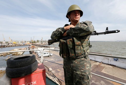 Tin thế giới 18h30: Nga chọc tức NATO bằng xe quân sự... đồ chơi - ảnh 1