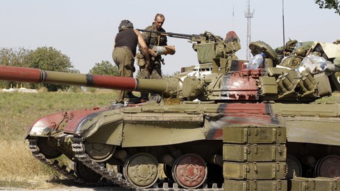 Ukraine ngừng bắn, vũ khí quân sự rầm rập rút khỏi miền Đông - ảnh 1