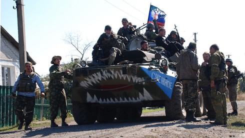 Ukraine: Quân đội phải rút khỏi miền Đông, Nga lại chuyển hàng cứu trợ - ảnh 1