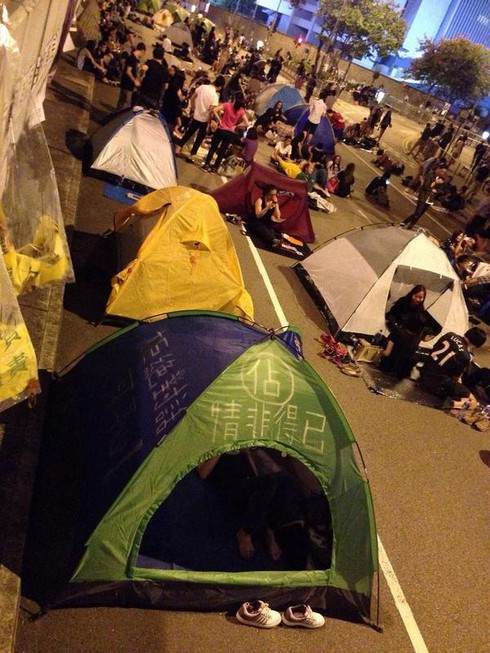 Hong Kong: Hàng ngàn người biểu tình lại xuống đường - ảnh 1