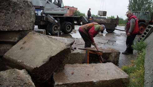 Quân chính phủ Ukraine xây chiến lũy tại biên giới Donetsk - ảnh 1