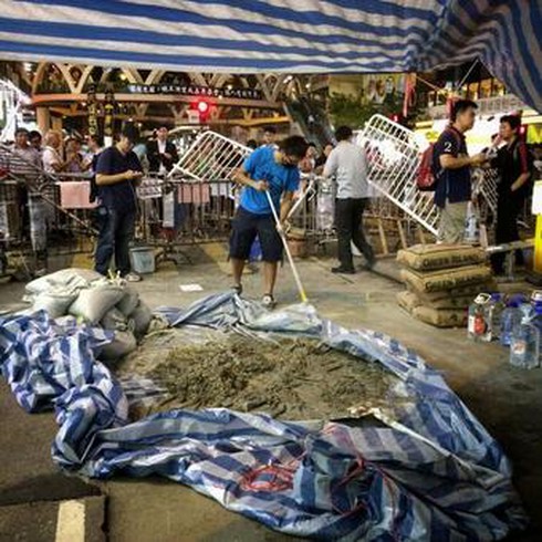 Hong Kong: Cảnh sát đấm đá người biểu tình? - ảnh 1