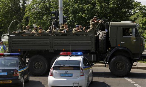 Ukraine: Quân đội Kiev đã giành lại được sân bay Donetsk? - ảnh 1