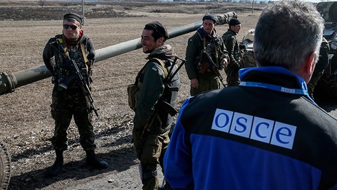 Nga: Quân đội Ukraine đe dọa tính mạng các quan sát viên OSCE - ảnh 1