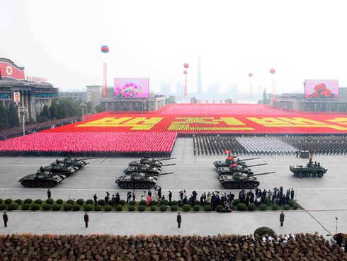Triều Tiên sắp khoe giàn vũ khí mới trong lễ diễu binh - ảnh 1