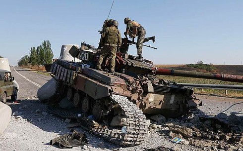 Ukraine đang bị bỏ mặc giữa mớ khủng hoảng chính trị và kinh tế? - ảnh 1