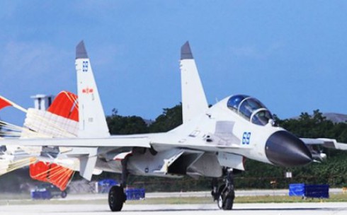 Chiến đấu cơ Trung Quốc mang theo tên lửa diễn tập ở Biển Đông - ảnh 1