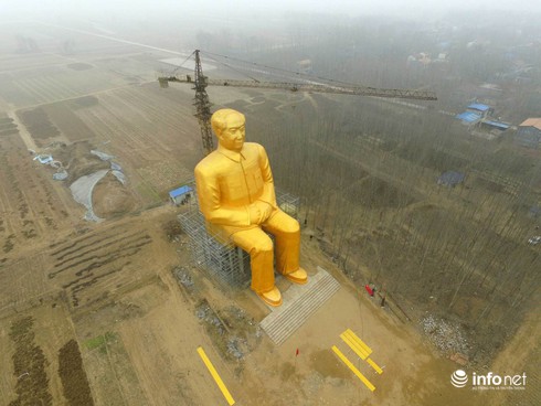 Trung Quốc dựng tượng Mao Trạch Đông cao bằng tòa nhà 10 tầng - ảnh 1