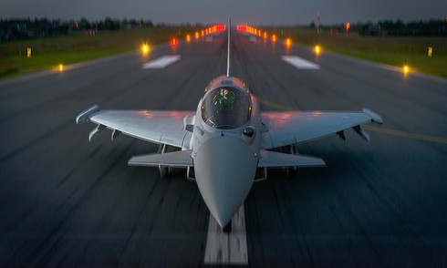 Tờ Guardian: NATO và Nga đang chơi trò nguy hiểm - ảnh 1