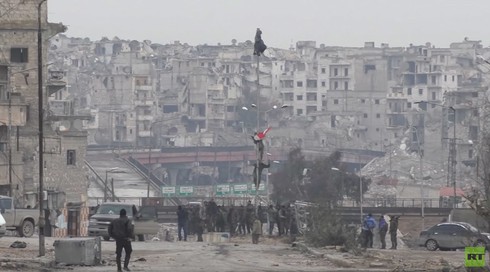 Phát hiện nhiều hố chôn tập thể tại thành phố Aleppo của Syria - ảnh 1