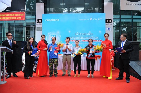 Vinaphone trao giải cho khách hàng trúng thưởng tại TP.HCM - ảnh 2
