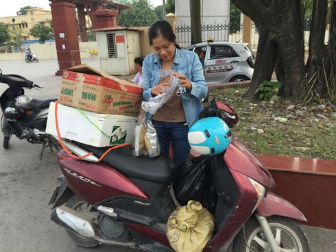 Bà mẹ 3 con bán thực phẩm sạch để có sách cho trẻ nông thôn - ảnh 2