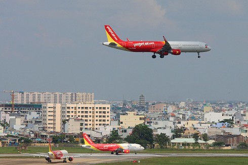 Không bán và cho thuê máy bay, doanh thu VietJet Air đến từ đâu? - ảnh 1